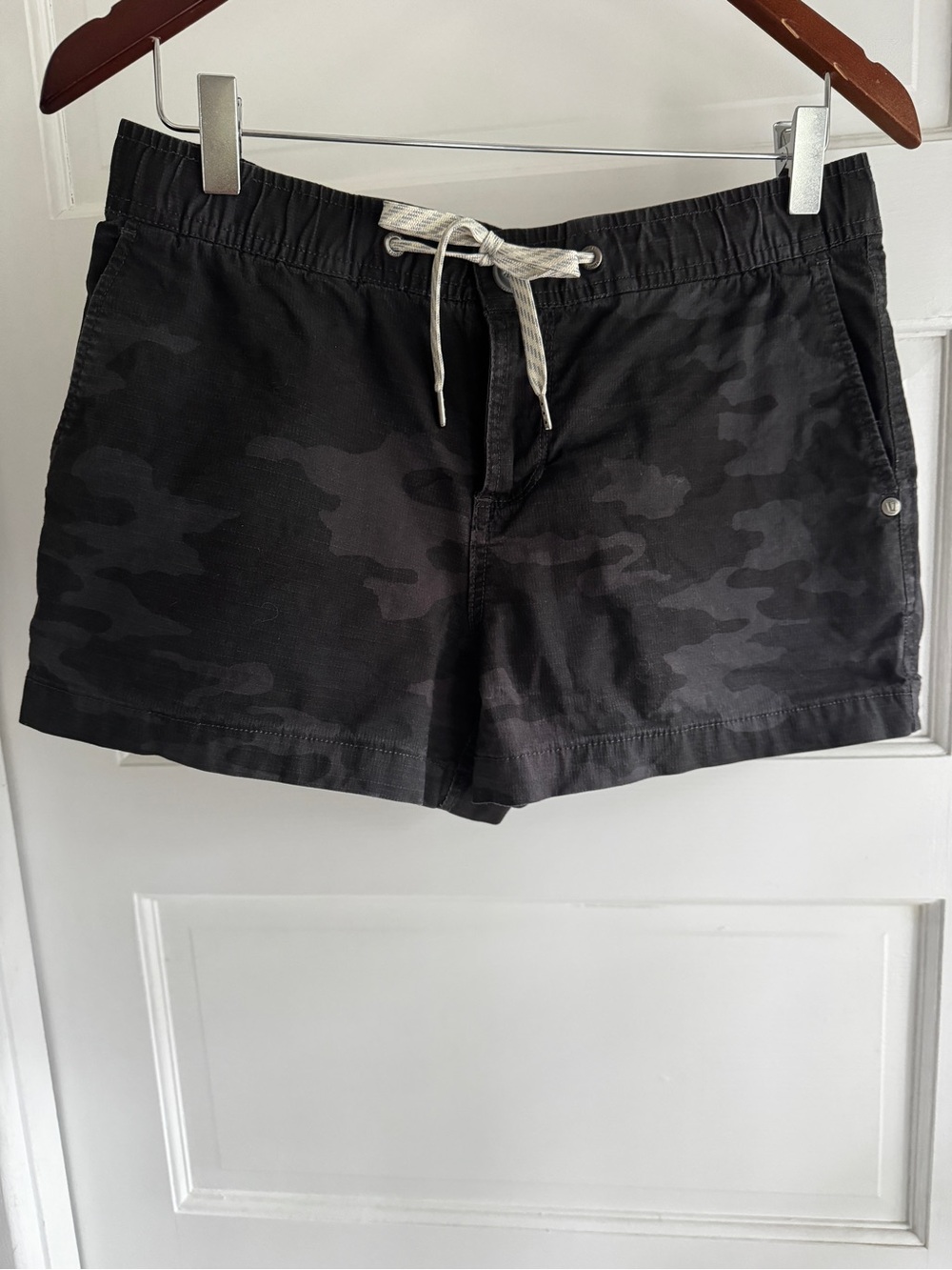 Vuori Women's Sz S Ripstop Shorts Black Camo